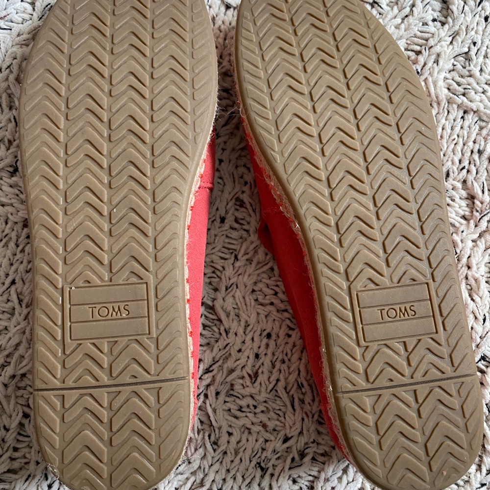 TOMS -hibiscus suede - never worn - Picture 4 of 5